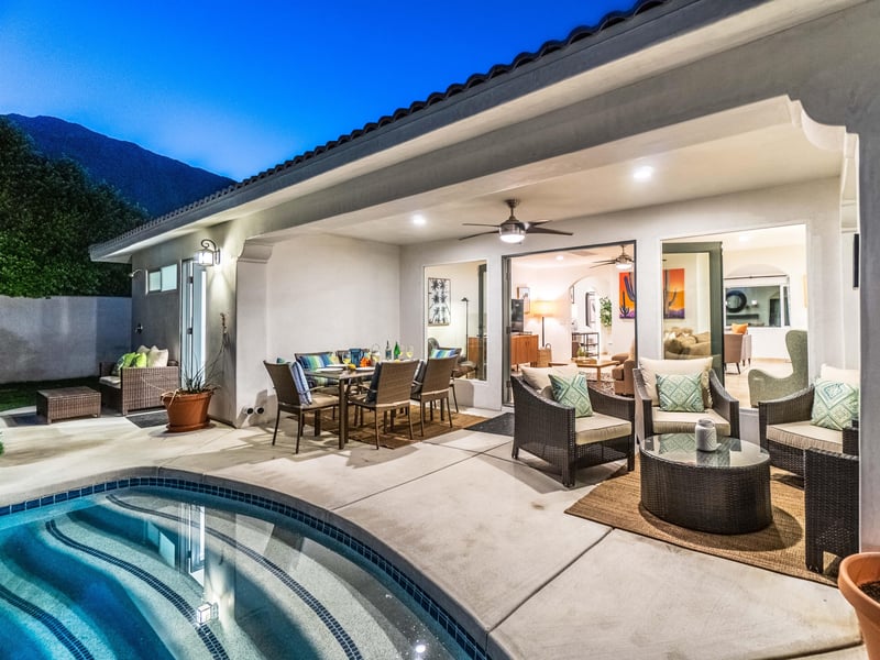 Walls of glass blur the lines between indooroutdoor living