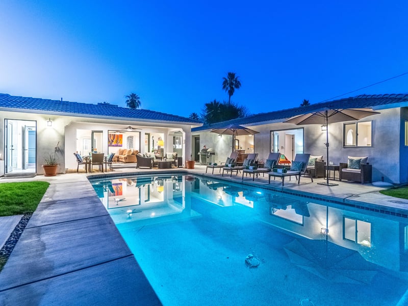 Very private resortstyle pool yard