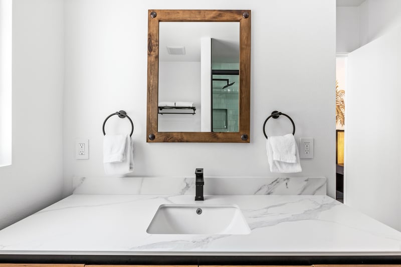 Sparkling guest bath