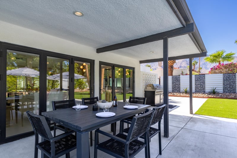 Covered al fresco dining for 6