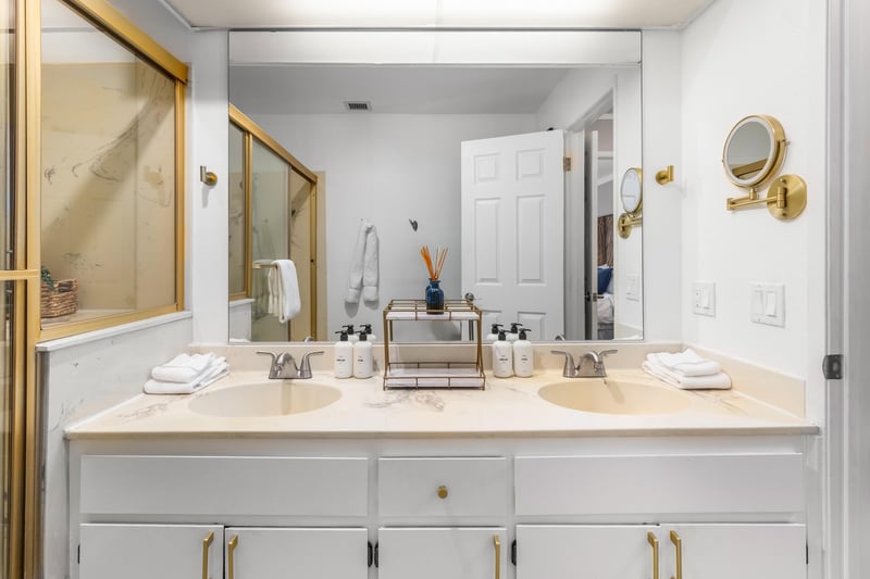 Primary en suite bathroom with dual sink