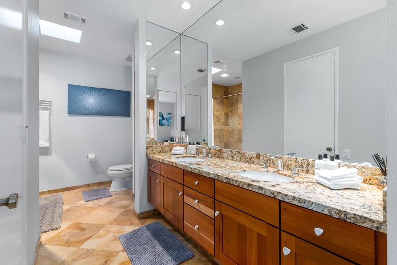 Primary en suite bathroom