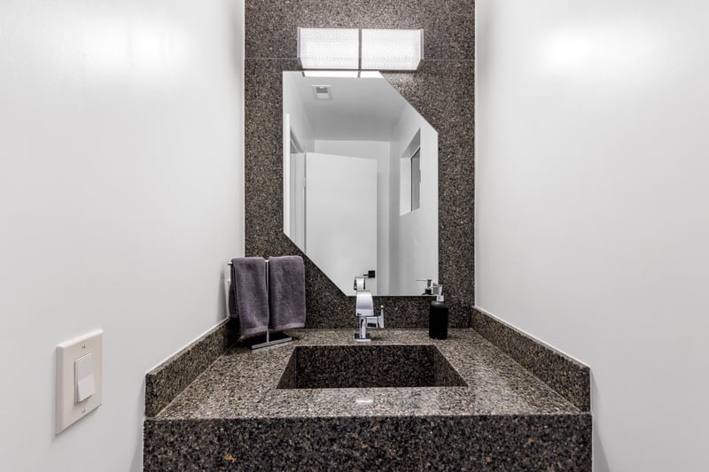 Convenient halfbathroom next to the kitchen