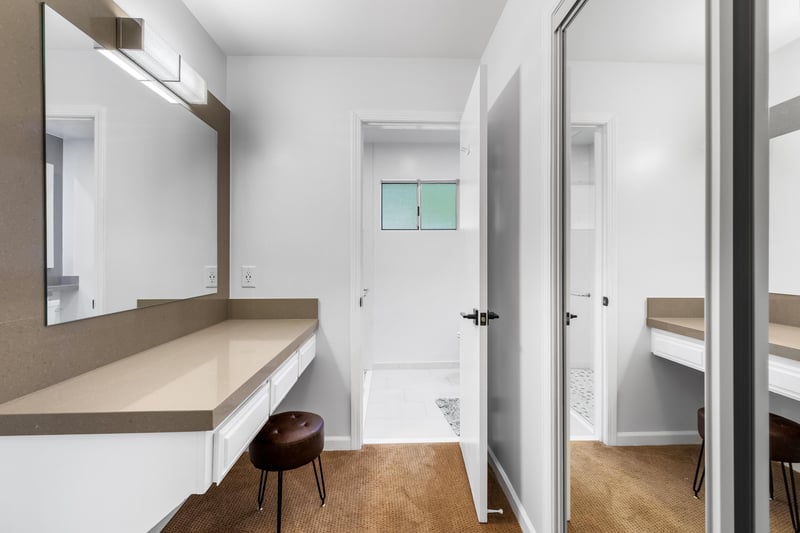 Primary en suite bathroom with make up station