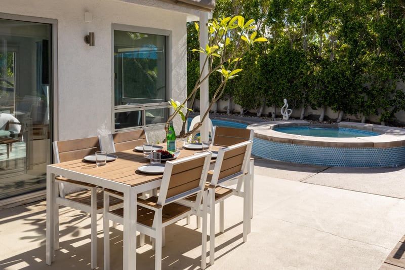 Al fresco dining for 6