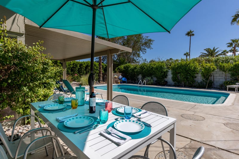 Al fresco dining set up for six