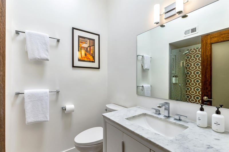 Sparkling guest bath