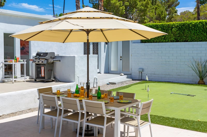 Outdoor dining for 8