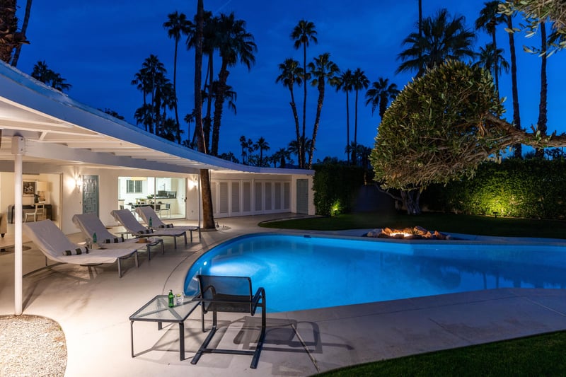 Spend your evenings poolside