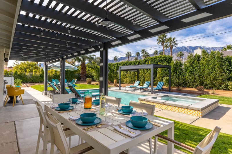 Al fresco dining for six