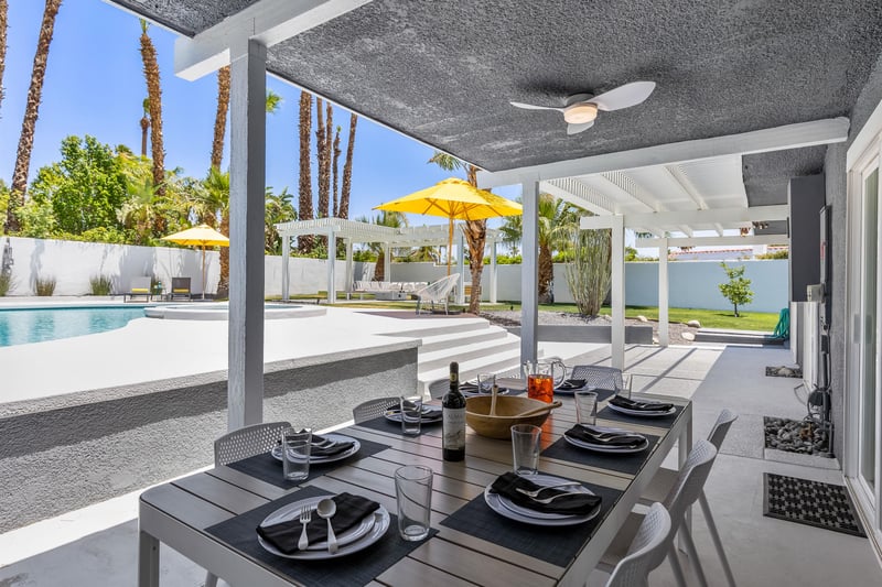 Outdoor dining for eight