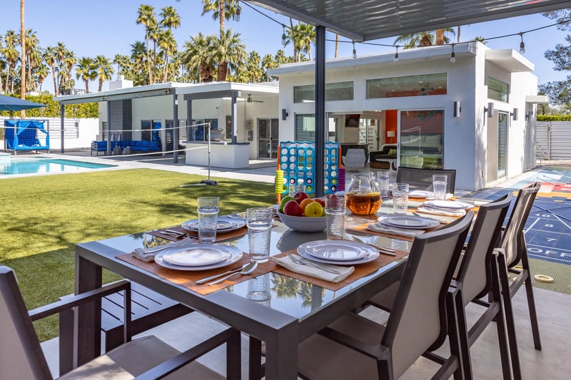 Al fresco dining for eight