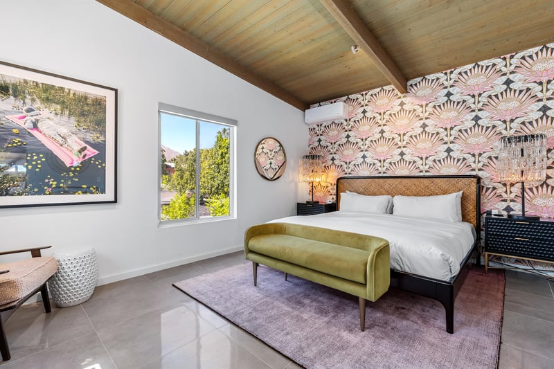 King Size Bed With Green Ottoman