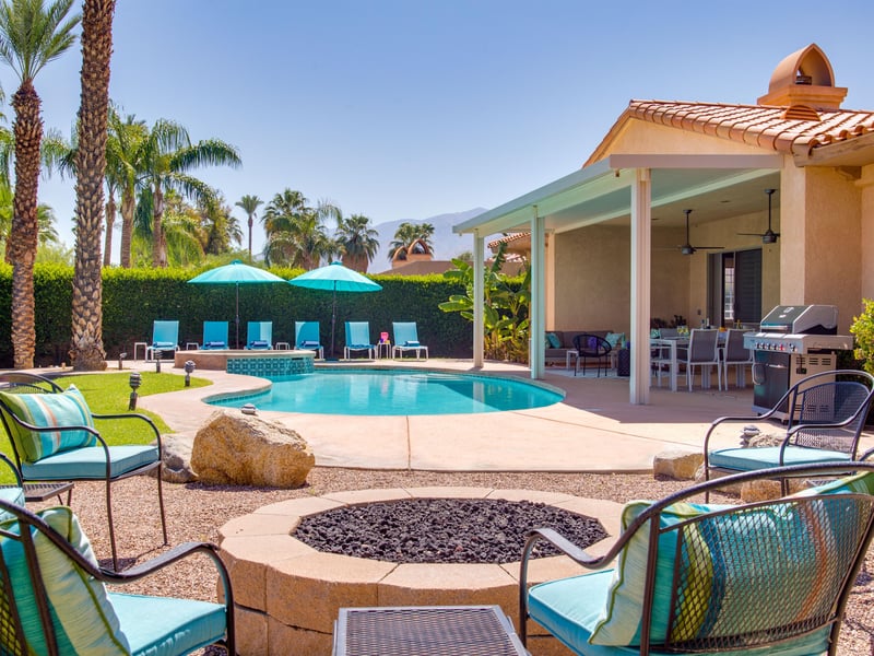 Lots of poolside amenities