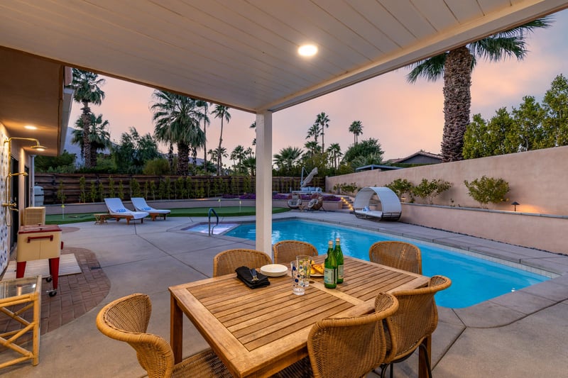 Al fresco dining for 6