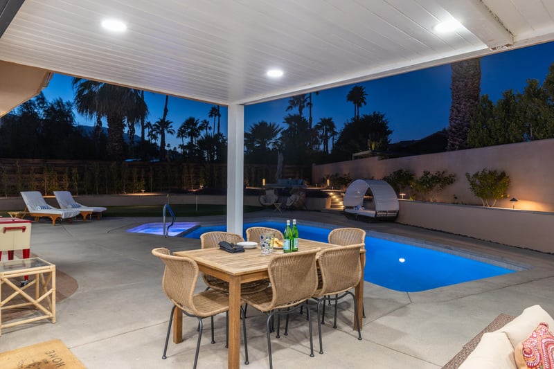 Outdoor al fresco covered dining for 6