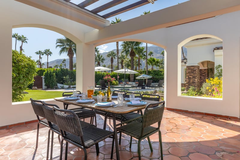 Take your meals al fresco