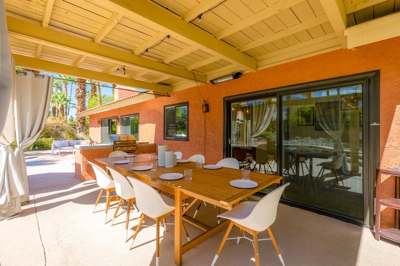 Outdoor dining for 8