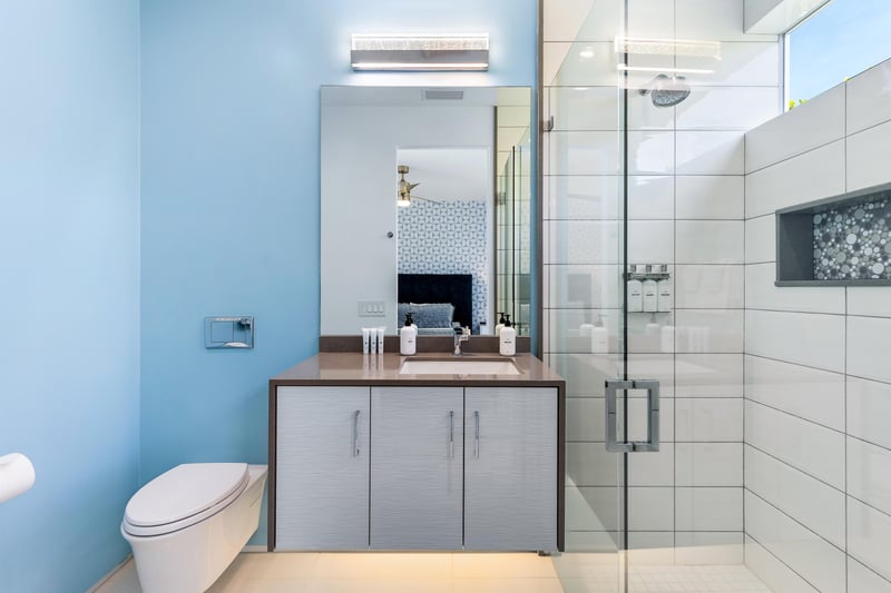 En suite guest bathroom