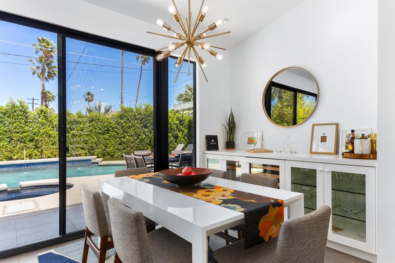 Walls of glass blur the lines between indooroutdoor living