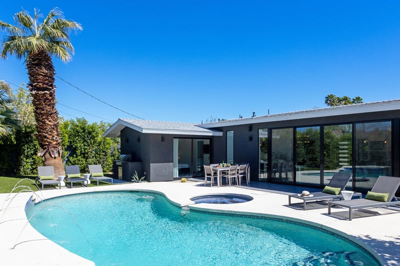 Very private resortstyle pool yard