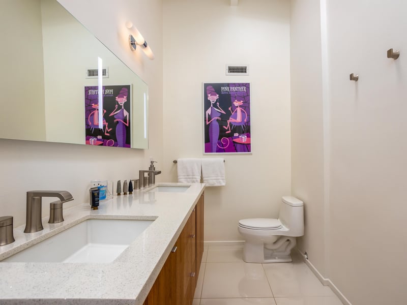 Guest bedroom with ensuite bath