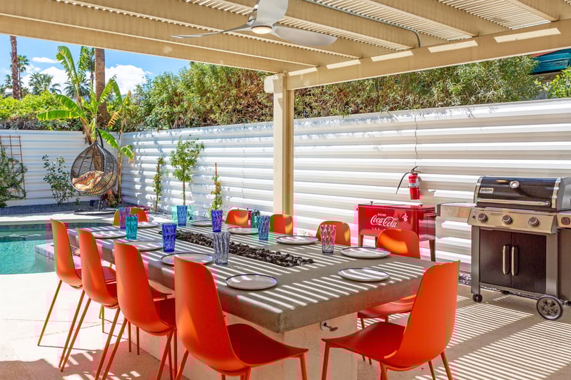 Alfesco dining by the pool