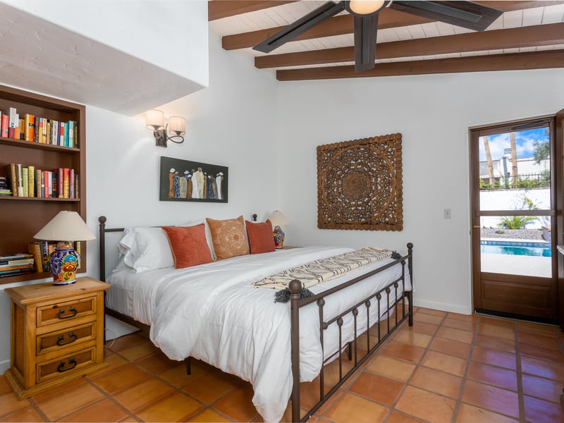 Guest bedroom with direct access to pooyard