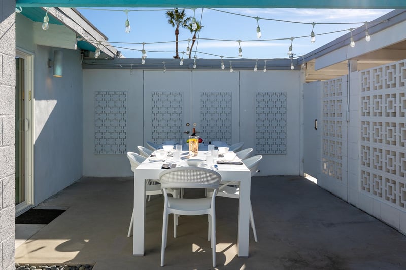 Outdoor dining for eight