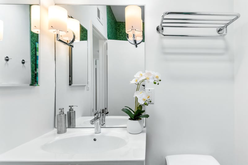 Sparkling guest bath