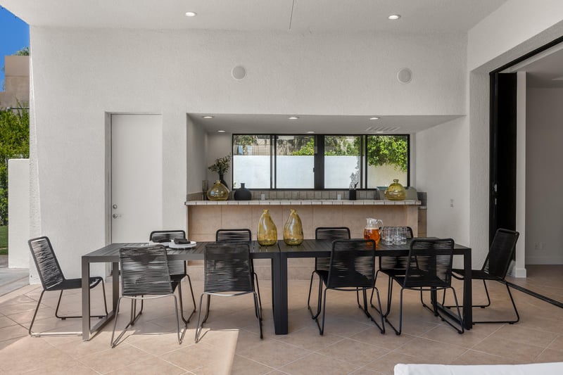 Al fresco dining for ten