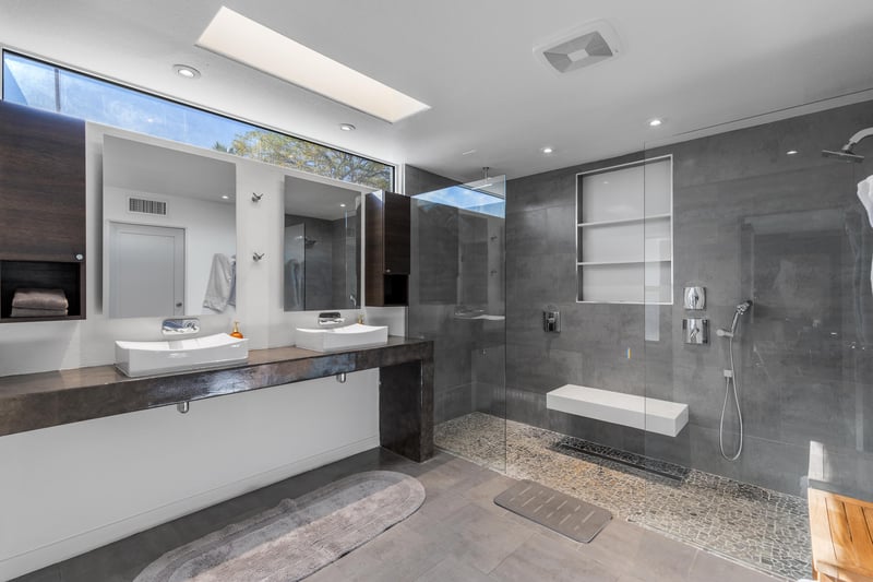 Primary en suite bathroom