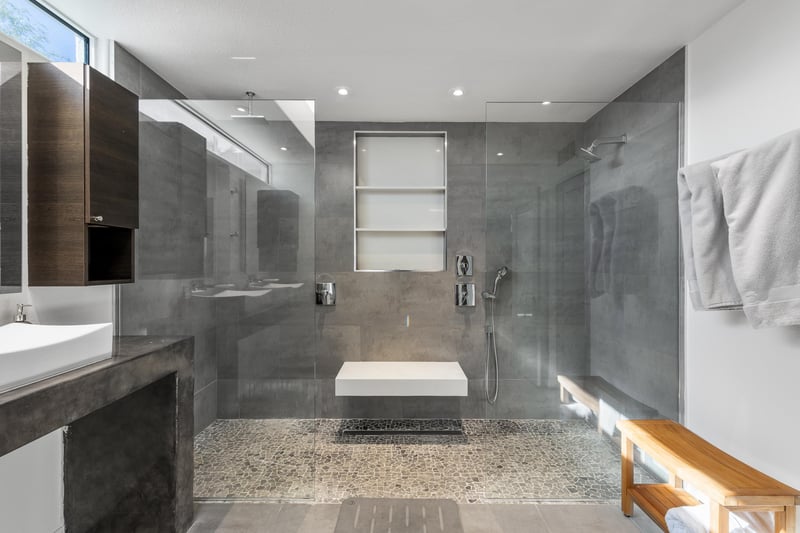 Primary en suite bathroom with seating ledge