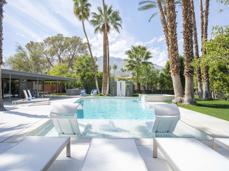 Relax on the tanning shelf