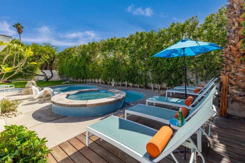 Take a nap in the laisse lounge chairs