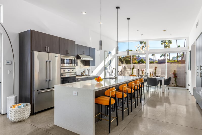 Chefs kitchen island with room for 5