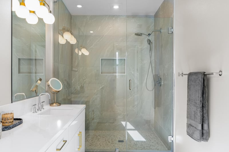 Spalike en suite bathroom