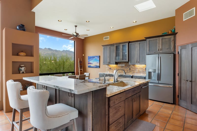 Breakfast bar at kitchen island
