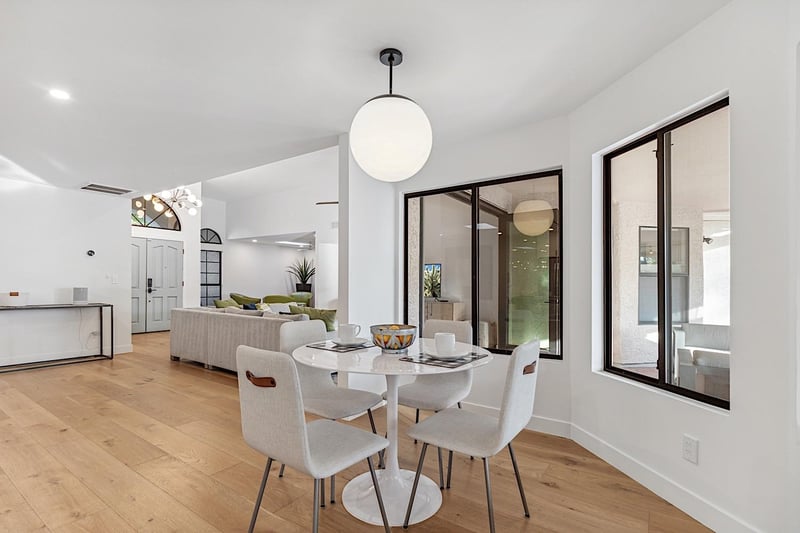 Breakfast table seats 4