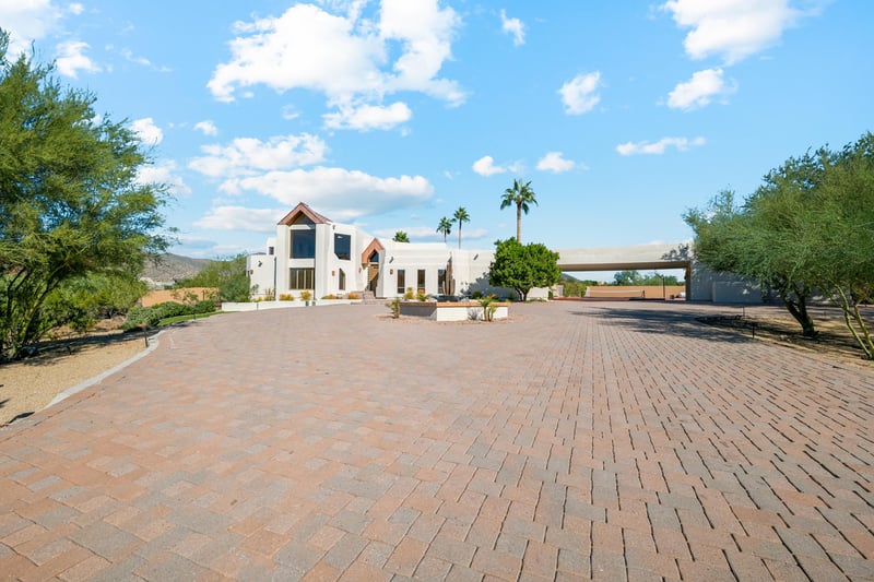 Pull your vehicles to this wide open driveway.