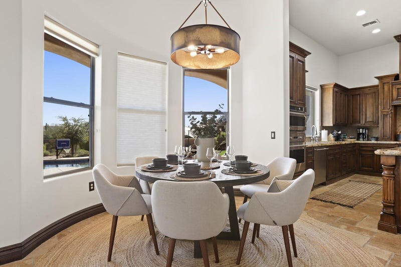 Breakfast table seats 6