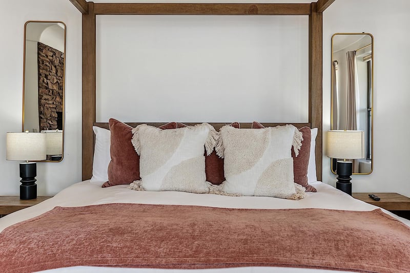 Master Suite   King sized bed