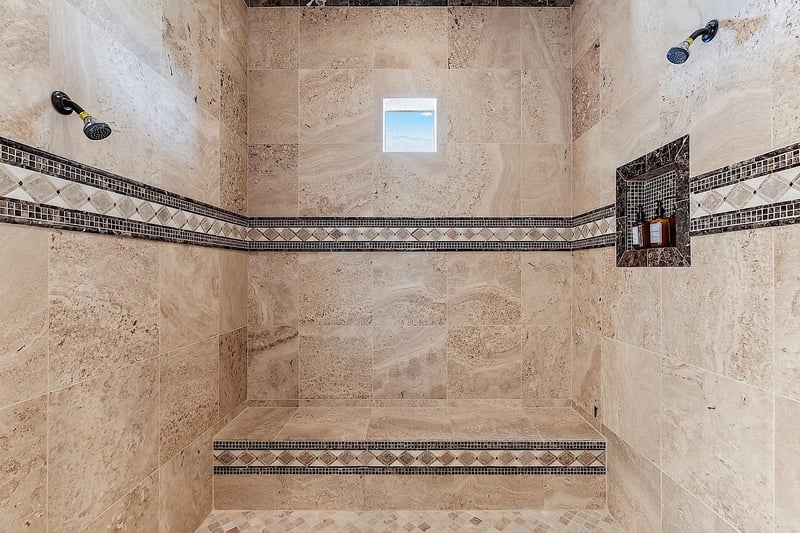 Walkin Shower w Rainfall