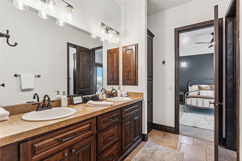 Shared bathroom between 3rd and 4th bedrooms