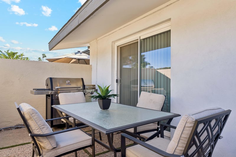 Enoy a nice bbq in our private front patio.