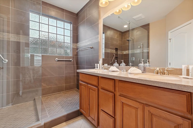 Master bathroom  Walkin shower