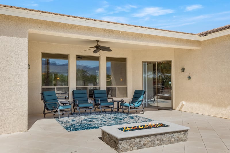 covered patio with fan
