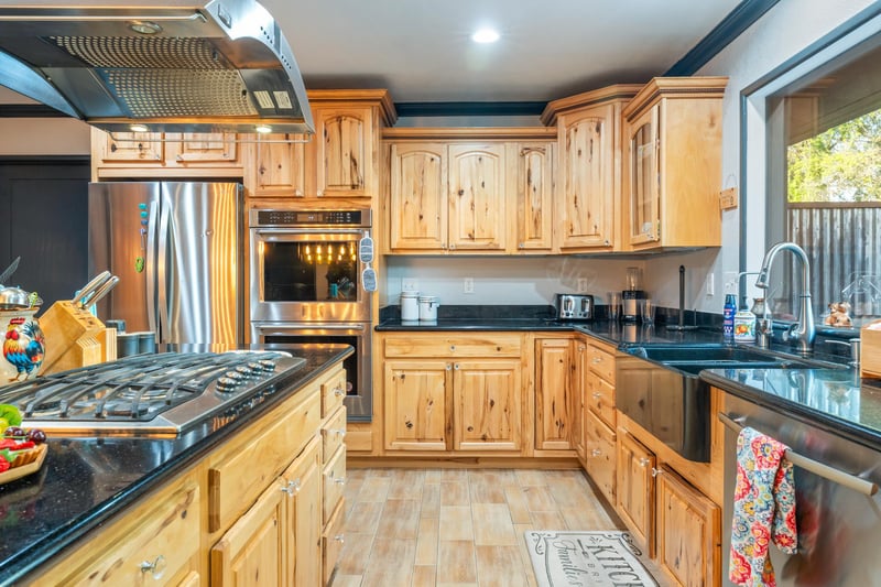 Gas Stove And Double Oven Perfect For Holiday Cooking