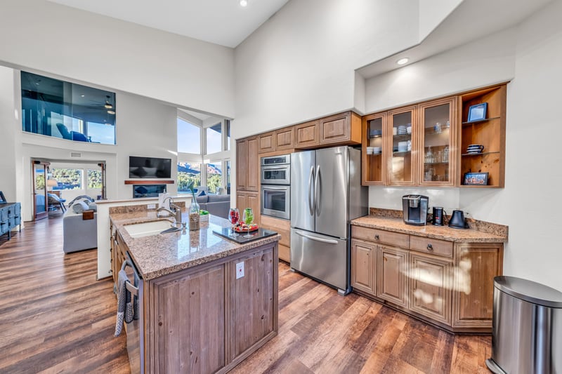 Spacious Fully Stocked Kithcen