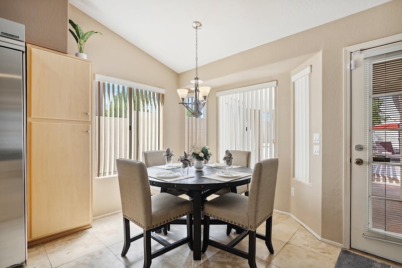 Dining table seats 4 people